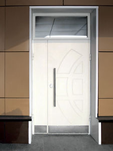 Белая дверь со светопрозрачной фрамугой