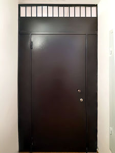 Дверь-перегородка с решетчатой фрамугой