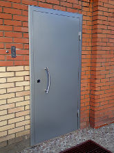 Дверь с серым полимерным покрытием
