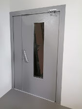 Дверь со стеклопакетом и доводчиком