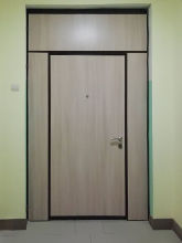 Ламинированная дверь с фрамугой