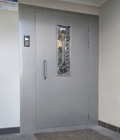 Остекленная дверь на входе в подъезд