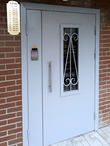 Подъездная остекленная дверь с домофоном