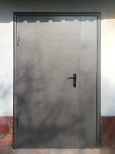 Серая порошковая дверь с боковой вставкой